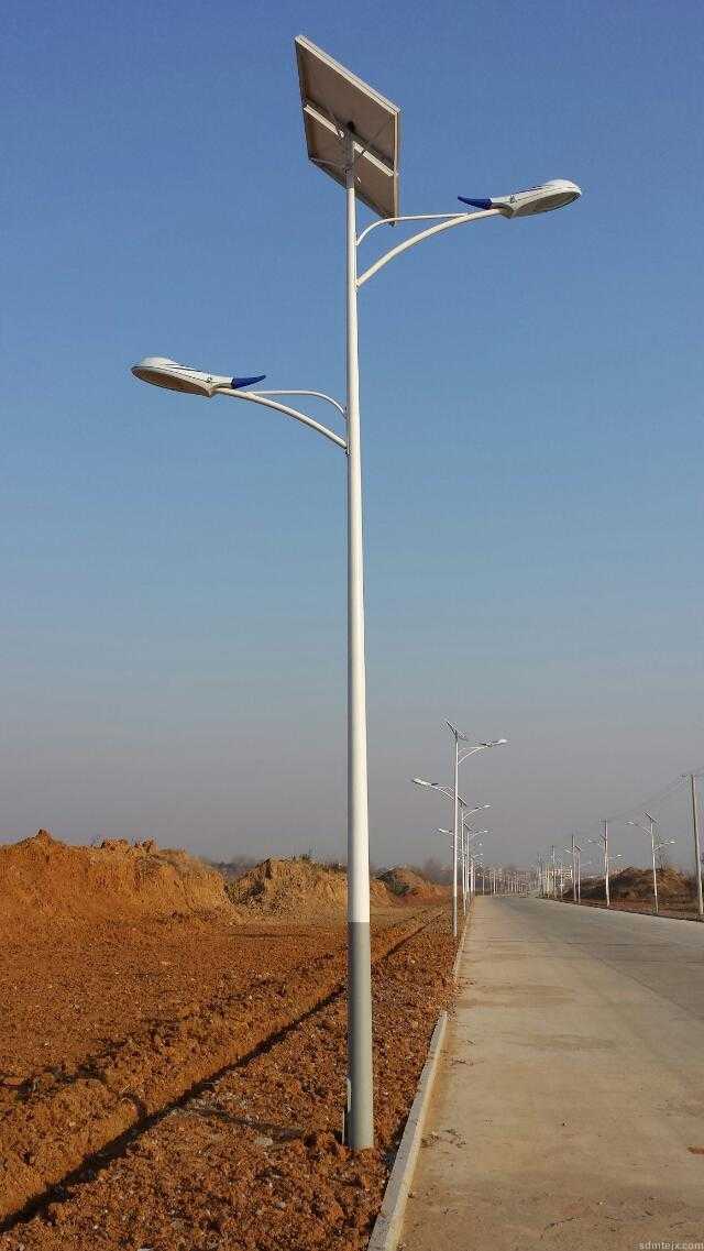 西藏日喀则90组8米太阳能路灯